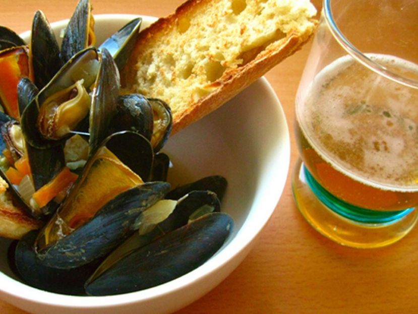 Mussels with Witbier Broth © Food Loves Beer