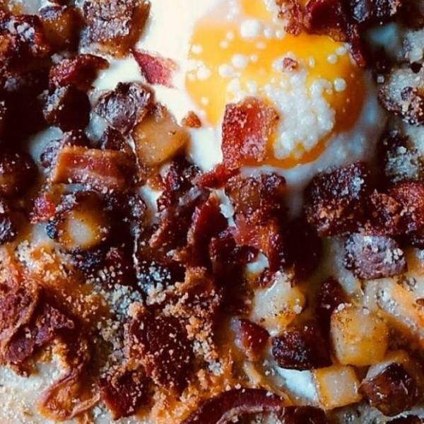Easy Bacon & Egg Breakfast Pizza